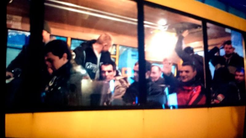 Фото дня: украинские герои вернулись из плена Фото дня: украинские герои вернулись из плена