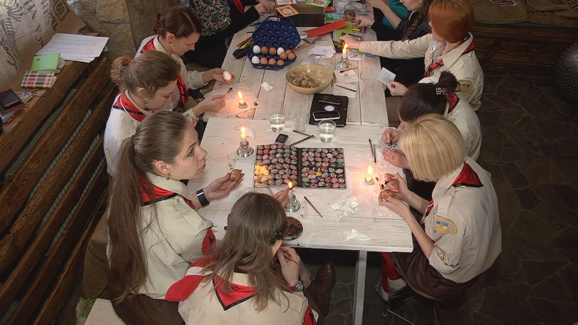 Львовянки готовят бойцам АТО пасхальные подарки Львовянки готовят бойцам АТО пасхальные подарки