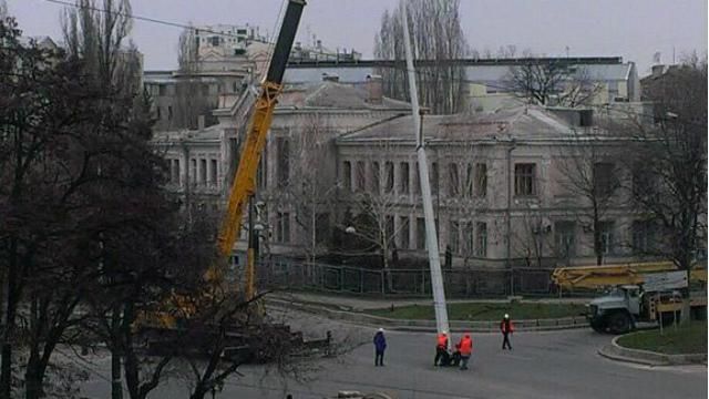 У Харкові демонтують стелу, пошкоджену від вибуху