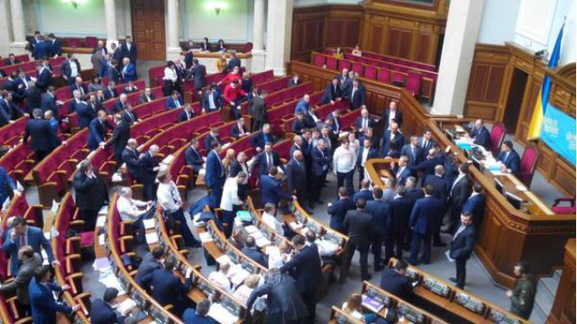 Группа нардепов окружили трибуну. Требуют принять закон о ВСК Группа нардепов окружили трибуну. Требуют принять закон о ВСК