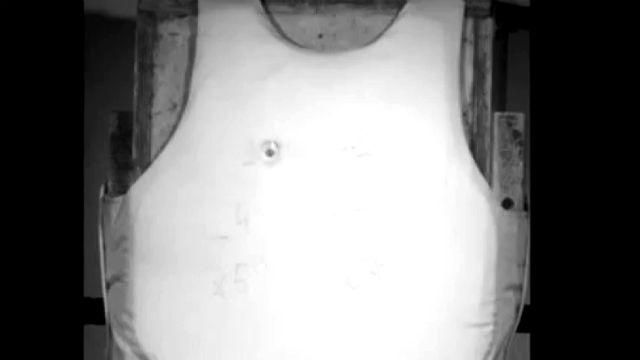 У Польщі розробили матеріал, який надійно захищає від куль і зменшує вагу бронежилета У Польщі розробили матеріал, який надійно захищає від куль і зменшує вагу бронежилета