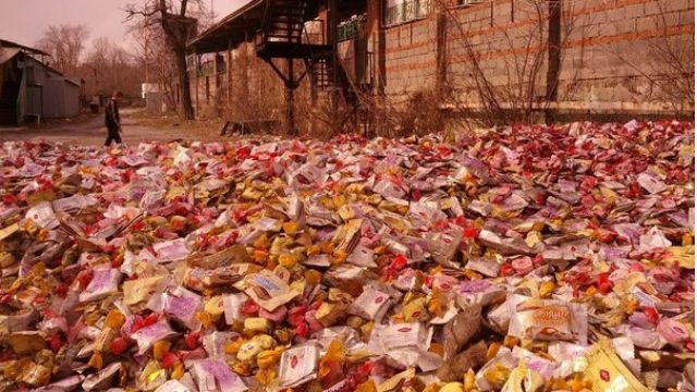 Улицы Донецка засыпаны горами конфет