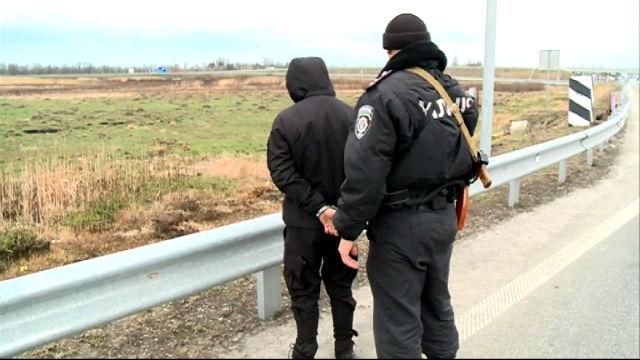 Солдат привіз з АТО "сувенір" — цілий арсенал зброї Солдат привіз з АТО "сувенір" — цілий арсенал зброї