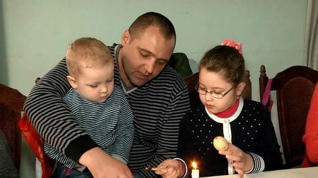 Во Львове семьи бойцов и сами солдаты учиться рисовать писанки Во Львове семьи бойцов и сами солдаты учиться рисовать писанки