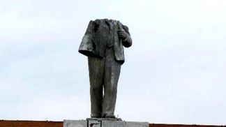 День в фото. В Киеве пикетировали "айдаровцы", "ленинопад" добрался до России