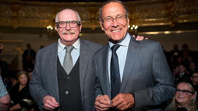 Кончаловский и Михалков просят у Путина миллиард на российский McDonald`s, — СМИ