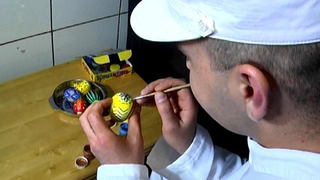 Харьковские осужденные пекут куличи для бойцов АТО Харьковские осужденные пекут куличи для бойцов АТО