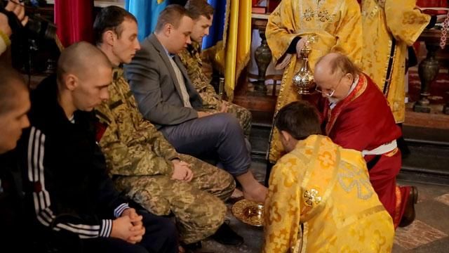 У львівському храмі омили ноги пораненим воїнам АТО У львівському храмі омили ноги пораненим воїнам АТО