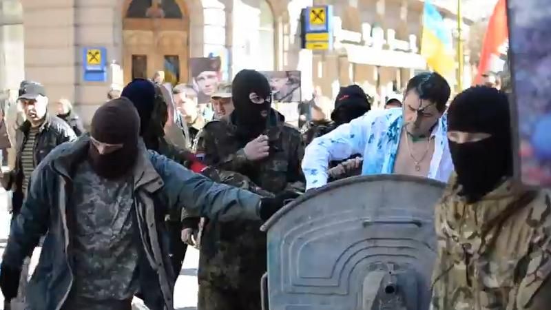 Відео дня: чиновника облили зеленкою і покатали у смітнику