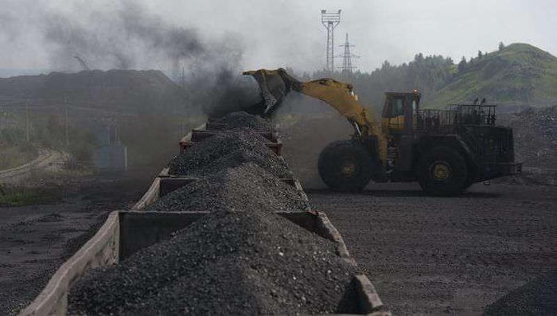 Бойовики продовжують обкрадати Луганщину — вивозять вугілля до Росії 