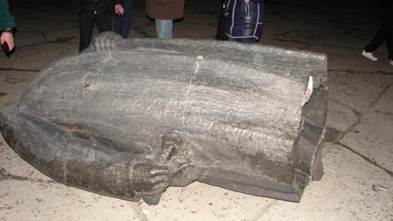 В Днепропетровске снесли памятник Ленину В Днепропетровске снесли памятник Ленину