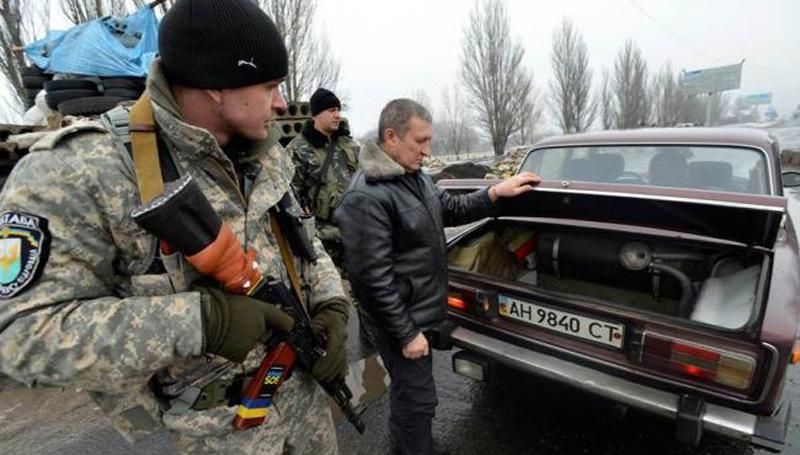 На Донбасі частково скасували перепустки в зону АТО На Донбасі частково скасували перепустки в зону АТО