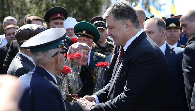 Разделенная Одесса: Порошенко приветствовали возгласами "Слава Украине!" и назвали фашистом Разделенная Одесса: Порошенко приветствовали возгласами "Слава Украине!" и назвали фашистом