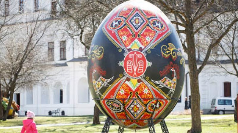 Українські зірки вчилися розфарбовувати писанки Українські зірки вчилися розфарбовувати писанки