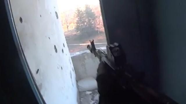 З'явилося відео вуличного бою "Азову" із бойовиками у Широкиному З'явилося відео вуличного бою "Азову" із бойовиками у Широкиному