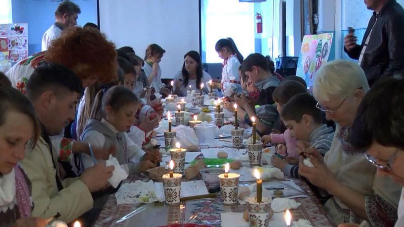 Як розмалювати писанку — вчили на Хмельниччині Як розмалювати писанку — вчили на Хмельниччині