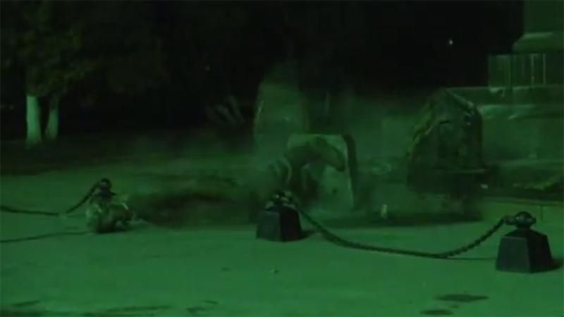 Декомунізація по-харківськи: за ніч впало три пам'ятники Декомунізація по-харківськи: за ніч впало три пам'ятники