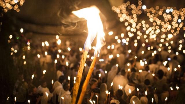 У храмі Гробу Господнього в Єрусалимі зійшов Благодатний вогонь У храмі Гробу Господнього в Єрусалимі зійшов Благодатний вогонь