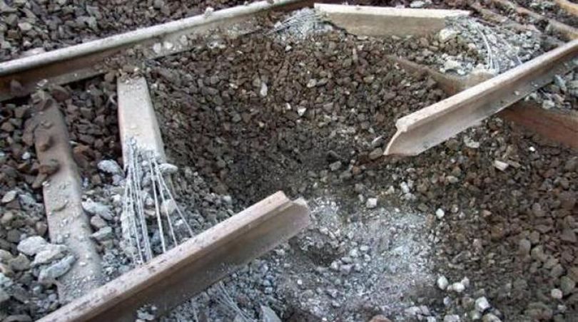 В Донецкой области из-за теракта на железной дороге приостановили движение поездов В Донецкой области из-за теракта на железной дороге приостановили движение поездов