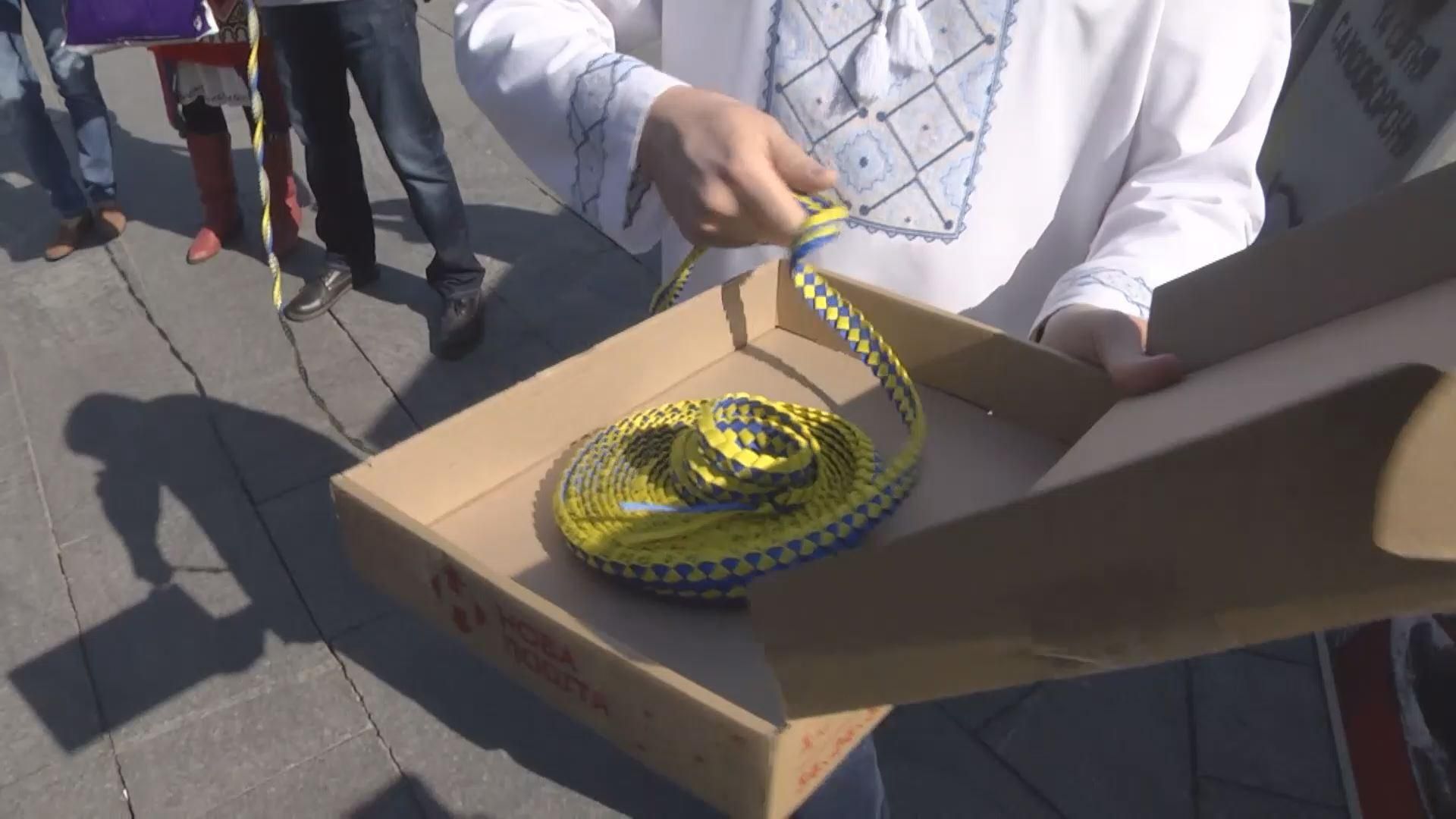 До Києва привезли патріотичну прикрасу з Донбасу До Києва привезли патріотичну прикрасу з Донбасу