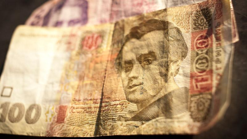 Гривна стала самой слабой валютой в мире