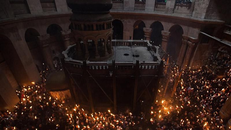 З'явилися фото сходження Благодатного вогню в Єрусалимі З'явилися фото сходження Благодатного вогню в Єрусалимі