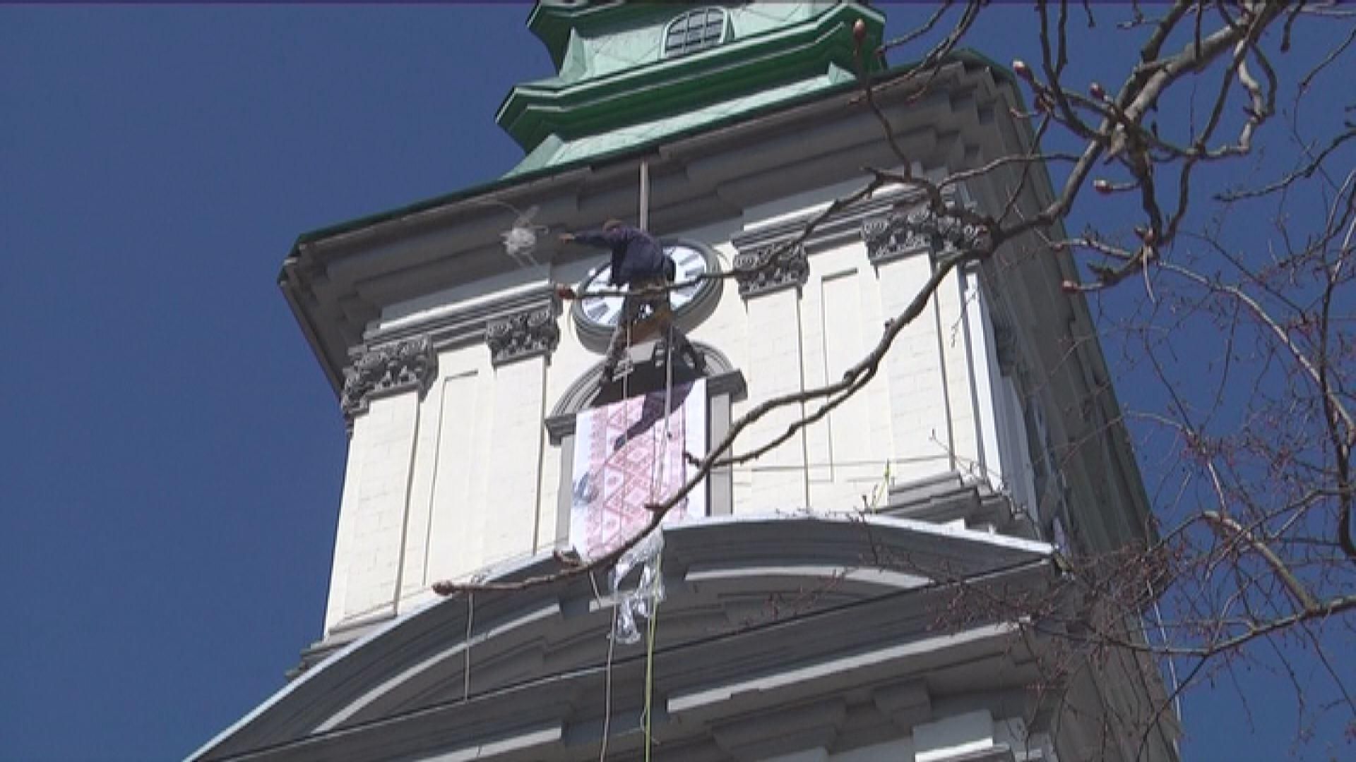 В Тернополе восстанавливают часы с тремя циферблатами