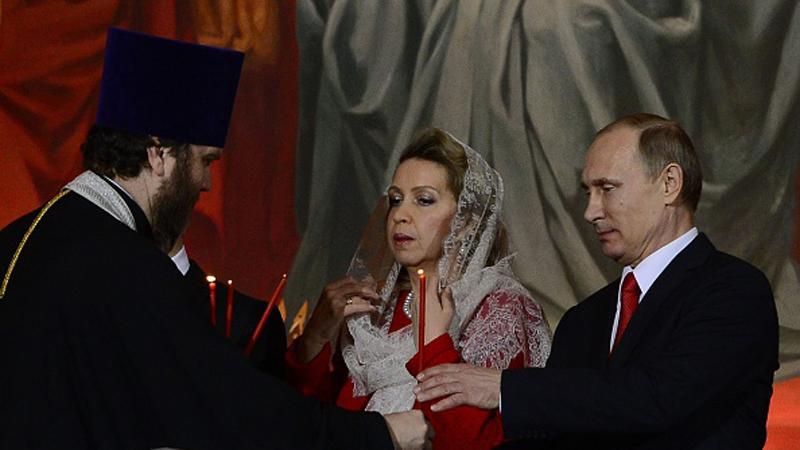 Путин пошел святить пасху с женой Медведева Путин пошел святить пасху с женой Медведева