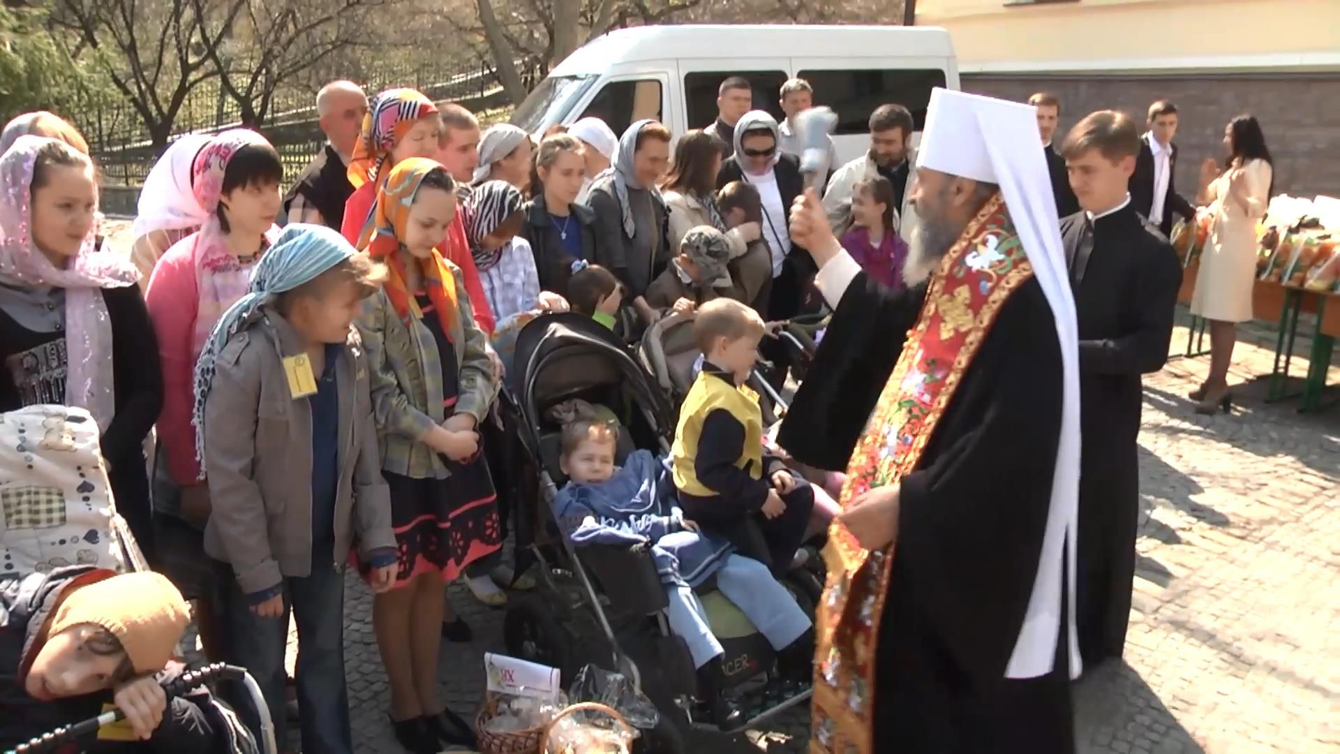 Дітям з особливими потребами влаштували свято в Лаврі Дітям з особливими потребами влаштували свято в Лаврі