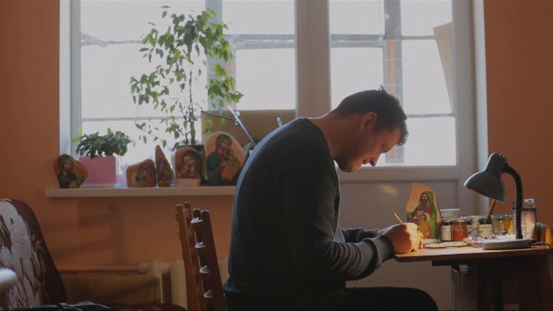 Львовянин превращает обычные камни в иконы Львовянин превращает обычные камни в иконы