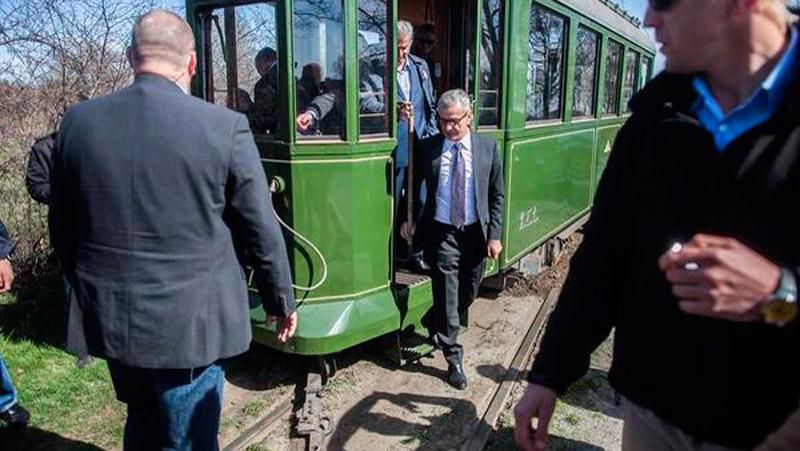 Трамвай с Коморовским сошел с рельсов Трамвай с Коморовским сошел с рельсов