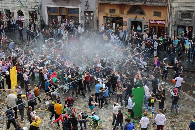 В центре Львова — водяная битва