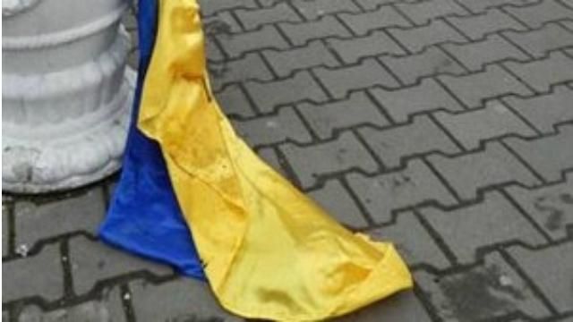 У Костянтинівці чоловік зірвав державний прапор з лікарні 