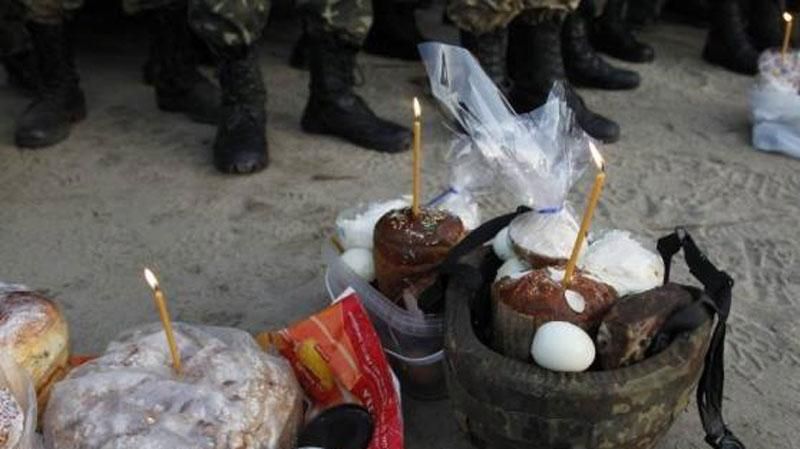 У зоні АТО святили паски та мирували бійців У зоні АТО святили паски та мирували бійців