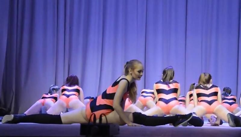 В России школьницы устроили эротический танец, надев "георгиевскую" символику В России школьницы устроили эротический танец, надев "георгиевскую" символику