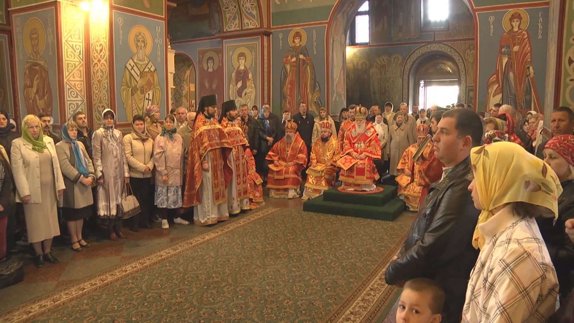 В Михайловском соборе на литургии молились за мир