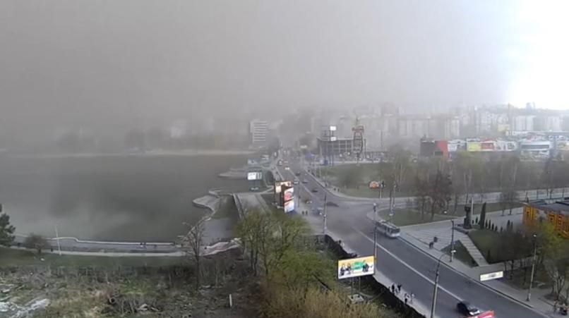 Хмельницький накрила аномальна піщана буря Хмельницький накрила аномальна піщана буря