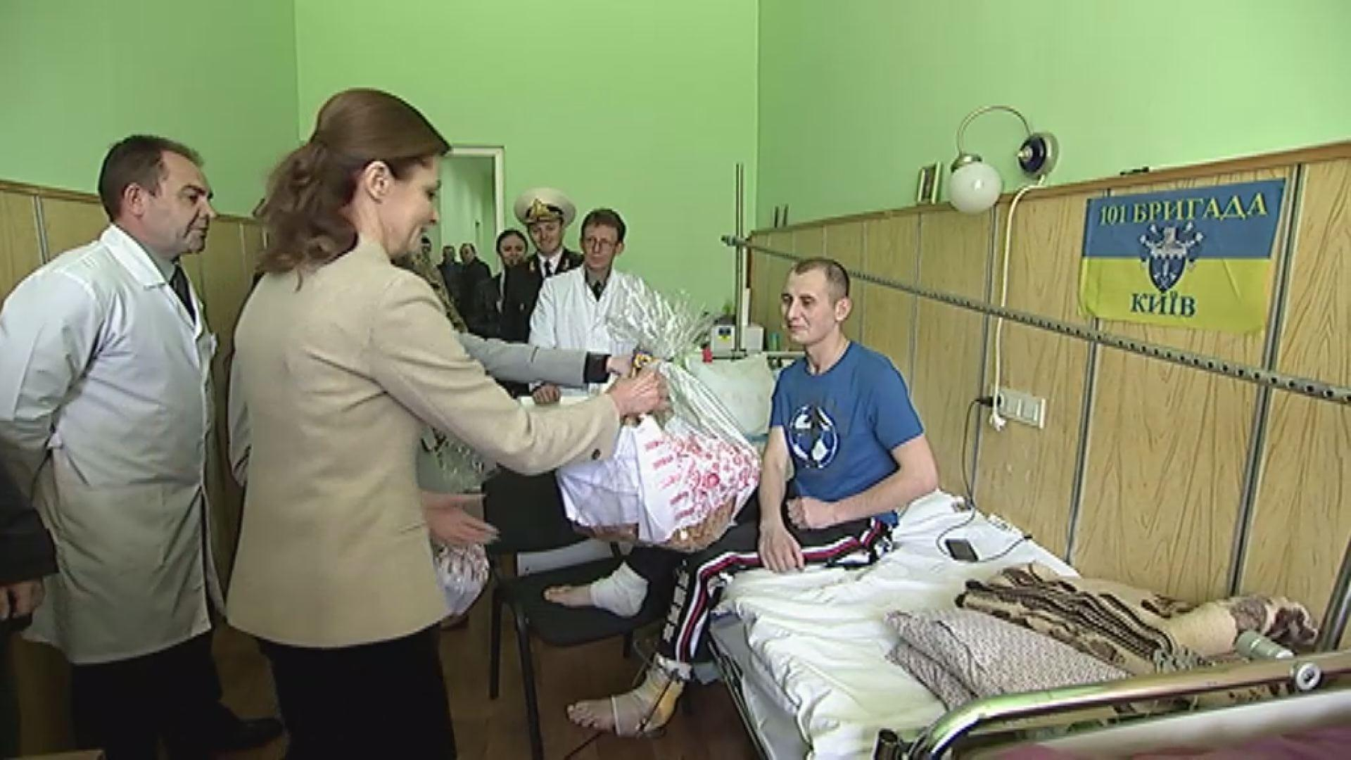 Первая леди поздравила бойцов АТО с Пасхой