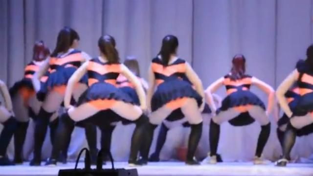 Слідчий комітет Росії взявся за скандальний танець школярок 