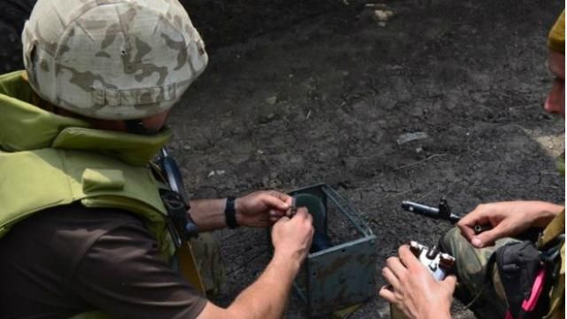 На Луганщині військові розміновують кладовища На Луганщині військові розміновують кладовища