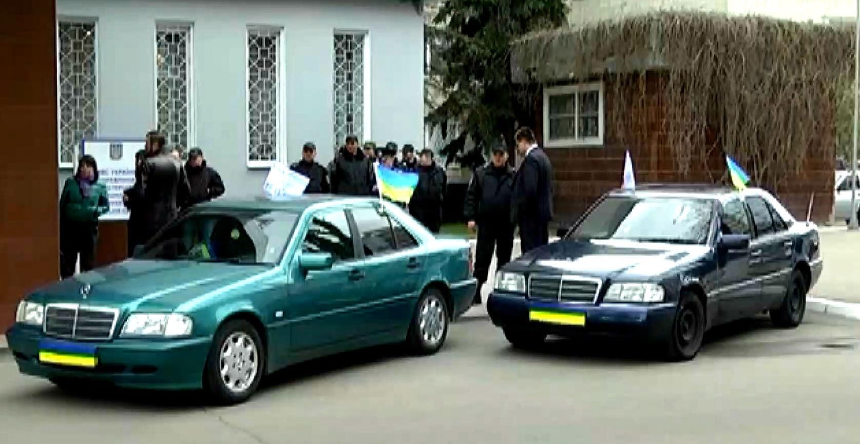 Бійцям у зону АТО привезли контрабандні "Мерседеси" Бійцям у зону АТО привезли контрабандні "Мерседеси"