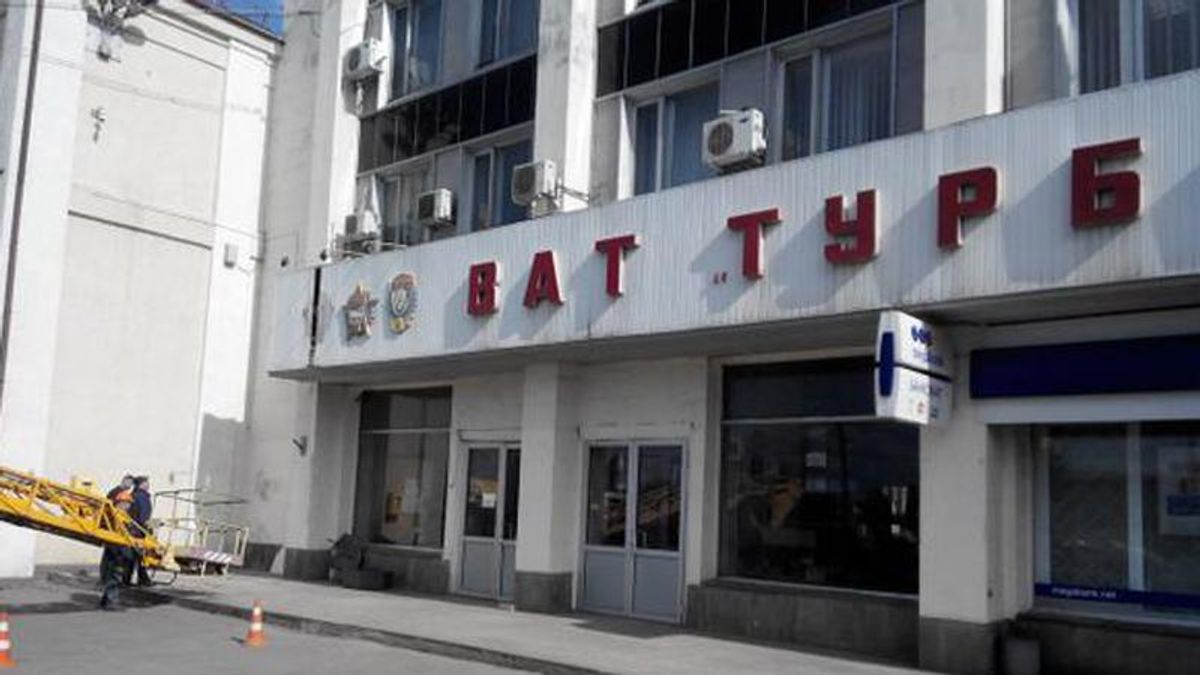 Фото дня: в Харькове начали снимать советскую символику Фото дня: в Харькове начали снимать советскую символику