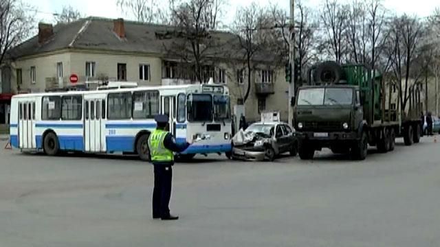В Сумах "КамАЗ" врезался в легковушку и троллейбус, есть пострадавшие