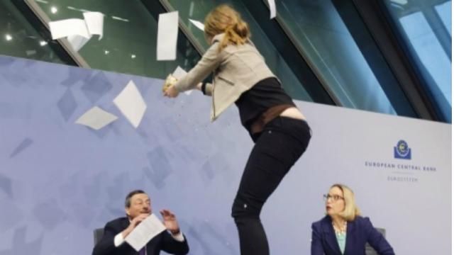 Девушка сорвала выступление европейского чиновника