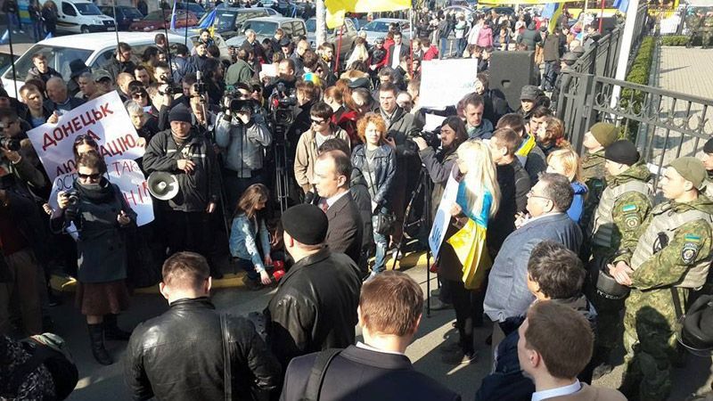 Сотни людей пикетируют Конституционный суд, силовики окружили здание Сотни людей пикетируют Конституционный суд, силовики окружили здание