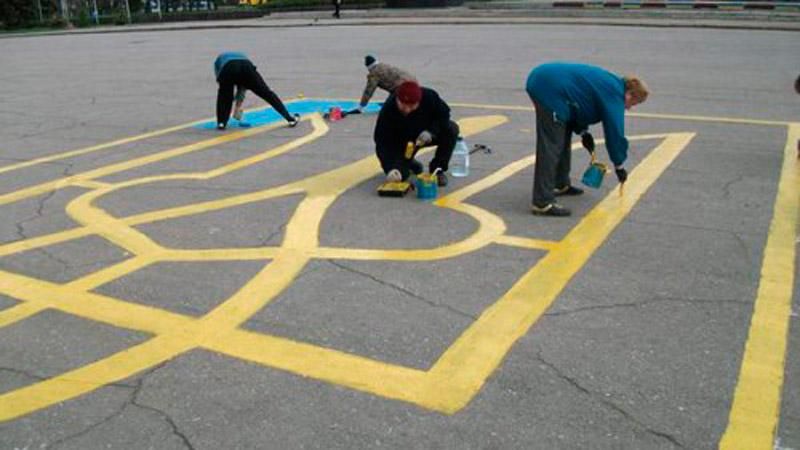 Фото дня: центр Краматорска украсили гербом Украины