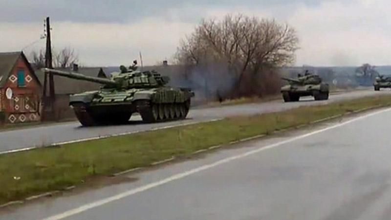 Танк террористов раздавил гражданское авто в Шахтерске: есть жертвы