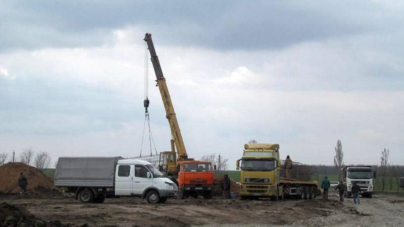 Маріуполь оточують фортифікаційними спорудами Маріуполь оточують фортифікаційними спорудами