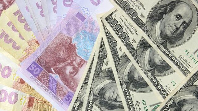 Курсы валют на 17 апреля: гривна продолжает расти