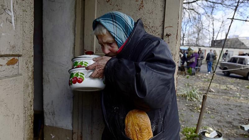 Появилось видео, как террористы выдают пенсии в Донецке
